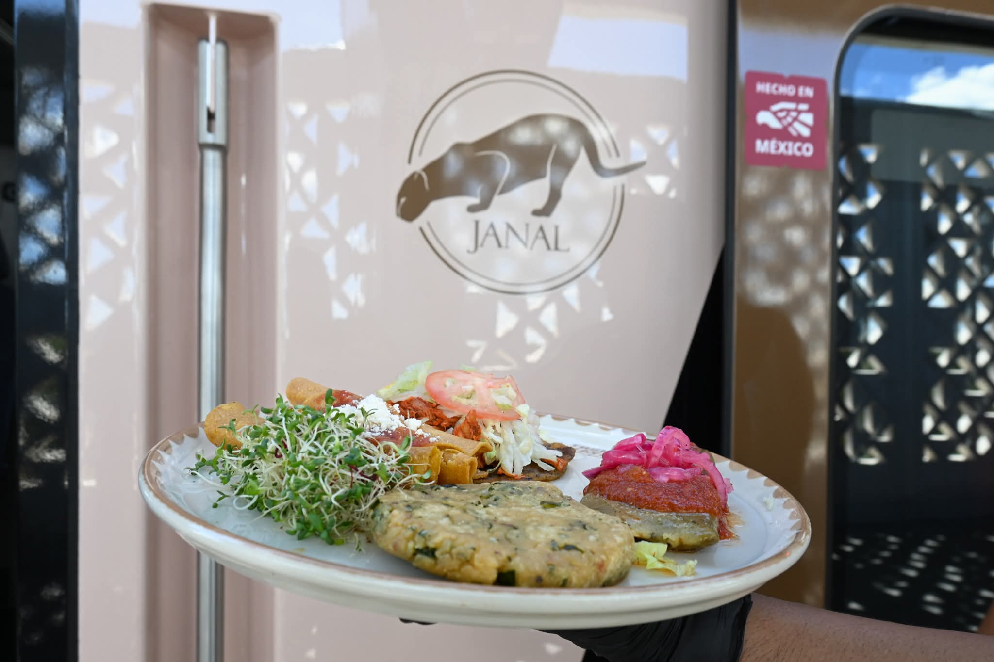 Cerveza artesanal y cochinita pibil deleitarán a los comensales de Janal, el nuevo restaurante a bordo del Tren Maya.