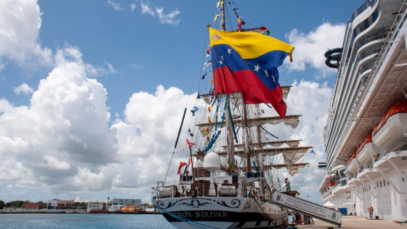 Arriba emblemático Buque Escuela “Simón Bolívar” a Cozumel.